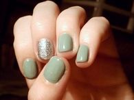 Pale glitter nails