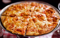 Delicious cheese pizza