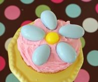 Cheerful spring flower cupcake