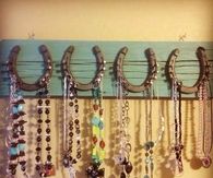 Horseshoe jewelry hanger