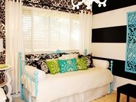Daybed with damask patterns