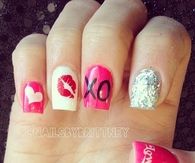 Xo kiss love nails