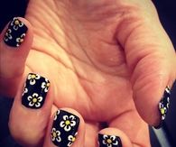 Daisy black nails