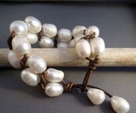 Leather pearls cuff