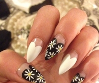 Heart and daisy nail design