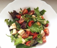 Salad with mozzarella 
