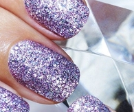 Shimmering glitter nails