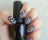 Black dotted nails