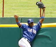 HOME RUN SNAG, OUTFIELDER, MAKING A PLAY, ROBBERY, BASBEBALL